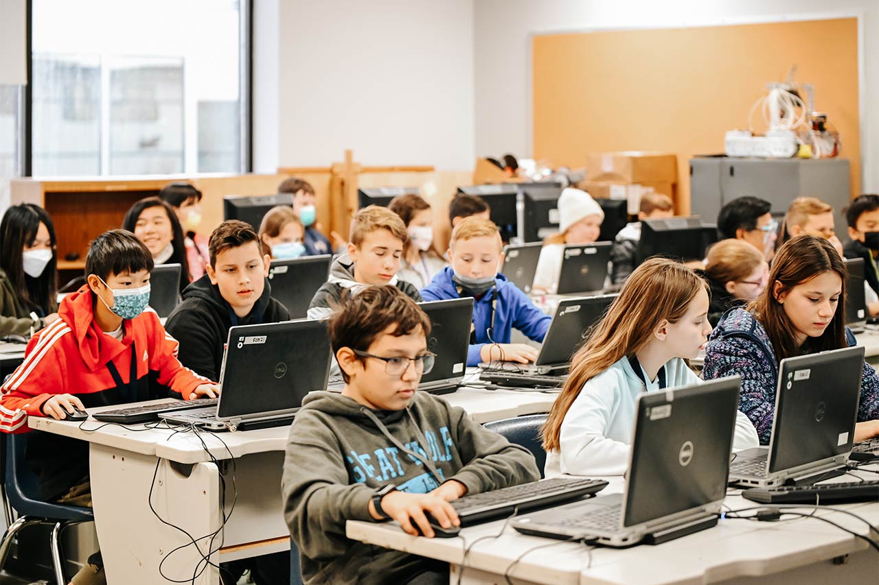image of a class full of elementary students in computer class